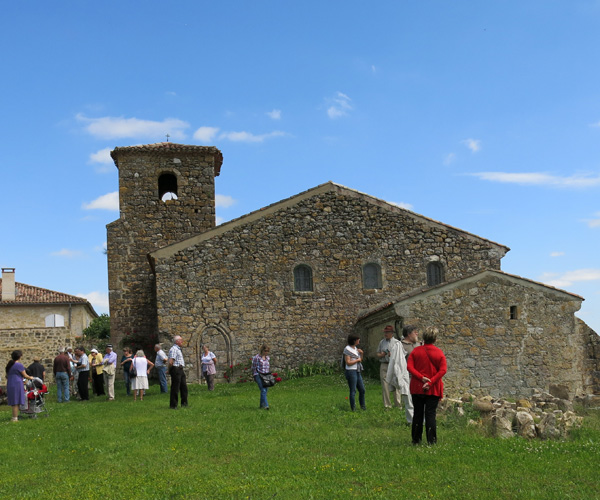 Au hameau de Pouy-Petit, devant la chapelle